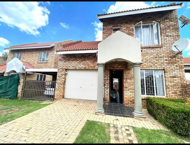 2 BEDROOM TOWNHOUSE FOR SALE IN BAILLIE PARK